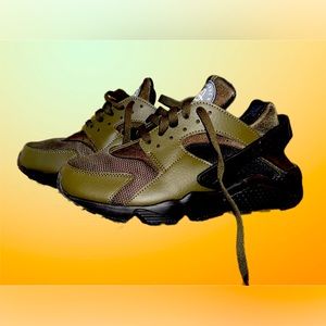NWT Nike Huaraches Olive Green size 7.5 men/9 women!!!